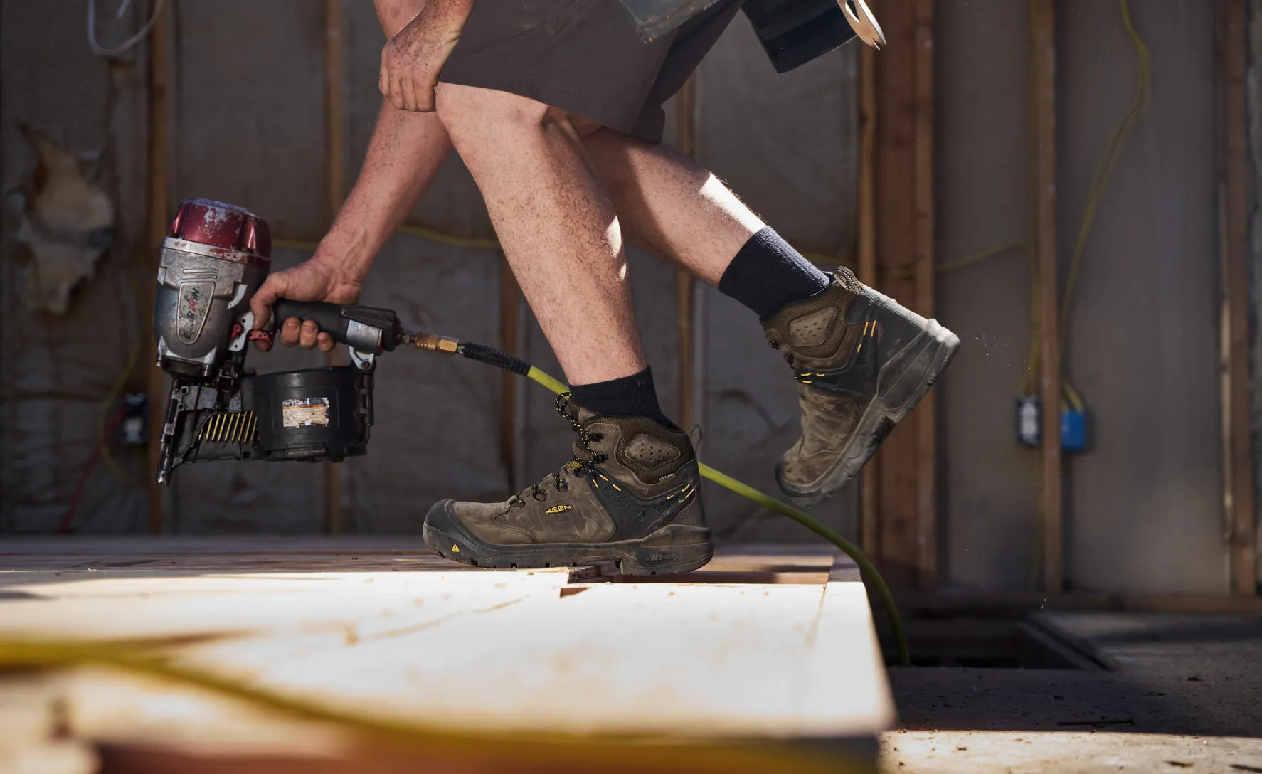 Keen Men's Dover 6" Waterproof (Carbon Toe)  |  Dark Earth/Black